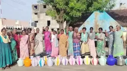 வேப்பூர்: கச்சிமைலூர் கிராமத்தில் நான்கு நாட்களாக குடிநீர் வழங்கப்படாத கண்டித்து கிராம மக்கள் காலி குடங்களுடன் ஆர்ப்பாட்டம்