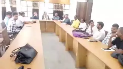जलालगढ़: जलालगढ़ प्रखंड सभागार में आयुष्मान कार्ड बनाने के लिए अधिकारियों की बैठक आयोजित हुई
