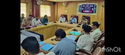 जिले में नशीली दवाओं की तस्करी के खिलाफ सख्त कदम उठाएं: कलेक्टर