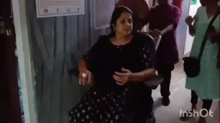 ആലുവ: അങ്കമാലി ഭീമ ജൂലറിക്ക് സമീപം നടന്ന വാഹന അപകടത്തിൽ അമ്മയ്ക്കും മകൾക്കും പരിക്കേറ്റു