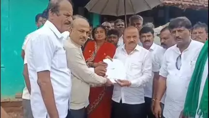 ಕುಂದಗೋಳ: ಹಿರೇನರ್ತಿ ಗ್ರಾಮದಲ್ಲಿ ಸಿಡಿಲು ಬಡಿದು ಸಾವನ್ನಪ್ಪಿದ ಯುವಕನ ಕುಟುಂಬಕ್ಕೆ ೫ ಲಕ್ಷ ರೂ.ಜಮಾ ಮಾಡಿದ ಮಾಹಿತಿ ಪತ್ರ ನೀಡಿದ ಶಾಸಕ ಎಂ.ಆರ್.ಪಾಟೀಲ