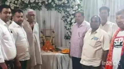 मांडू: रांची एक्सप्रेस के जिला प्रभारी अनिल विश्वकर्मा के पिताजी के श्राद्धकर्म में शामिल हुए पूर्व विधायक शंकर चौधरी