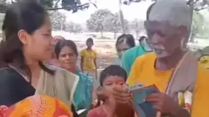 পুরাতন মালদা: ৮ মাইল এলাকায় রেশন পরিষেবা খতিয়ে দেখলেন পঞ্চায়েত সমিতির সভাপতি রুম্পা রাজবংশী সরকার