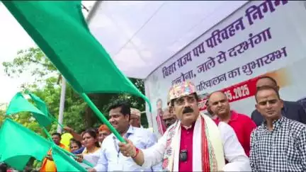 जाले: मंत्री जीवेश कुमार ने चंदौना-दरभंगा पथ पर दो जोड़ी बसों को हरी झंडी दिखाकर किया रवाना