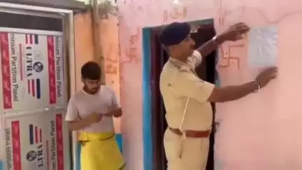 मोकामा: मोकामा पुलिस ने फायरिंग व SC-ST एक्ट मामले में फरार अभियुक्त के घर कन्हाईपुर में इश्तेहार चिपकाया