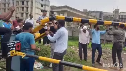 कर्जत: नेरळ जंक्शन - भिवपुरी रोड स्टेशन मधील स्थानकांच्या मधील रेल्वे फाटक टेम्पोच्या धडकेत तुटले... वाहनांची कोंडी
