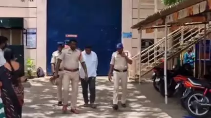 గుంటూరు జైలు నుంచి విచారణ నిమిత్తం తురకా కిషోర్‌ను మాచర్ల స్టేషన్‌కు తరలించిన పోలీసులు