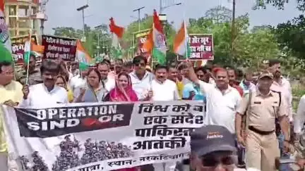 नरकटियागंज: ऑपरेशन सिंदूर की सफलता पर खनन राज्य मंत्री सतीश ने हरदिया चौक से निकाली तिरंगा यात्रा