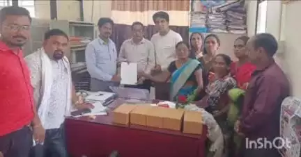 कुरखेडा: शहरातील पूरपीडीताना  मिळालेल्या भूखंडात विद्युतची व्यवस्था करा,
भाजपा शिष्टमंडळाचे उपविभागीय विद्यूत अभियंताना निवेदन