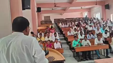 सरिया: सरिया कॉलेज के बहुउद्देशीय भवन में राष्ट्रीय खाद्य सुरक्षा अधिनियम को लेकर बैठक की गई