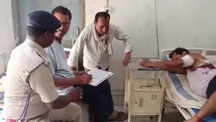 लौरिया: शादी समारोह से लौट रहे युवक पर बाइक सवार चार अज्ञात बदमाशों ने किया चाकू से जानलेवा हमला