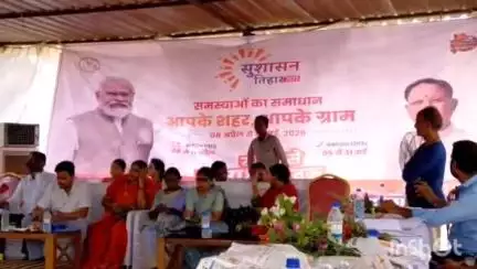 फरसगांव: सुशासन तिहार के तहत नगर पंचायत कार्यालय के सामने मंच में समाधान शिविर का आयोजन हुआ