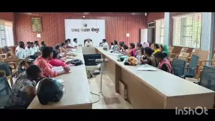 भीमपुर: भीमपुर जनपद पंचायत सभा कक्ष में पेसा मोबलाईजरों की समीक्षा बैठक हुई संपन्न
