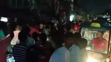 ডোমজুড়: হাওড়া শলপে শলপে মাজেরহাট বটতলা এলাকায় সকাল থেকে বিদ্যুৎ না থাকায় মহিলাদের পথ অবরোধ #jansamasya