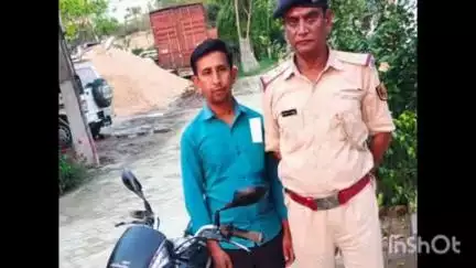 बरौली: बरौली थाना पुलिस ने कोर्ट के आदेश पर चोरी की बरामद बाइक वाहन मालिक को सौंपी