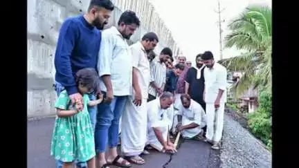 ഹൊസ്ദുർഗ്: കൂളിയങ്കാലിലെ വിള്ളൽ വീണ ദേശീയപാതയിൽ  സ്റ്റിക്കർ ഒട്ടിച്ച് യൂത്ത് ലീഗ് പ്രവർത്തകർ പ്രതിഷേധിച്ചു