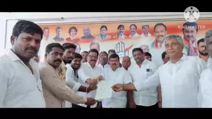 దేవరకొండ: క్యాంపు కార్యాలయంలో సీఎంఆర్‌ఎఫ్‌ చెక్కులు పంపిణీ చేసిన ఎమ్మెల్యే బాలు నాయక్