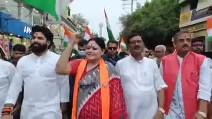 রানিগঞ্জ: ভারতীয় সেনাবাহিনীর বীর সন্তানদের প্রতি শ্রদ্ধা জানাতে রানিগঞ্জ সিটিজেন ফোরামে কর্তৃক একটি বিশাল মিছিল বের হয়