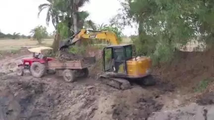 জয়নগর ১: মহিষ মারি এলাকায় জলা জমি থেকে কাটা হচ্ছে অবৈধভাবে মাটি
