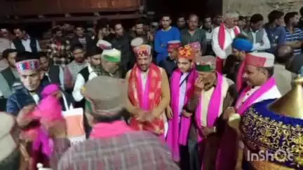 ओट: द्रंग के पूर्व विधायक जवाहर ठाकुर ने थुआरी में एक कार्यक्रम में की शिरकत