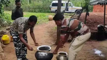 জামবনি: অবৈধ চোলাই মদের ঠেকে অভিযান আবগারি দপ্তরের,সাহাড়ী সহ জেলার একাধিক জায়গায় অভিযান, নষ্ট করা হল বিপুল পরিমাণ চোলাই