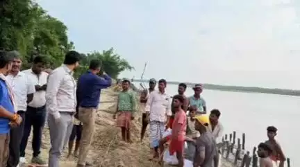 आज़मनगर: आजमनगर: अनुमंडल पदाधिकारी ने धबौल व इमामनगर में कटाव निरोधी कार्य का लिया जायजा