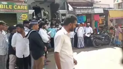 சிவகங்கை: பாலஸ்தீன மக்கள் மீது நடைபெறும் இன அழிப்பை கண்டித்து தமுமுக சார்பில்
நேரு பஜார் பகுதியில் கண்டன ஆர்ப்பாட்டம்
