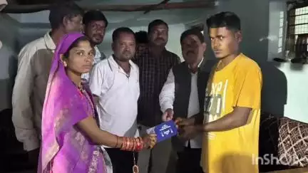 तोकापाल: ग्राम पंचायत पलवा में वैवाहिक कार्यक्रम में शामिल हुए चित्रकोट विधायक विनायक गोयल