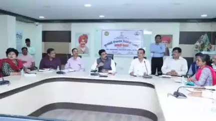 अलिबाग: आत्मविश्वासाने उद्योजक बनण्यासाठी प्रयत्न करा, जिल्हा प्रशासन आपल्या पाठीशी खंबीर
जिल्हाधिकारी जावळे