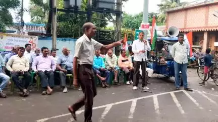 বড়ঞা: যোগ্য শিক্ষক সমাজের উপর পুলিশের নির্মম আক্রমের প্রতিবাদের প্রতিবাদ সভা ও প্রতিবাদ মিছিল করল ব্লক কংগ্রেস নেতৃত্ব
