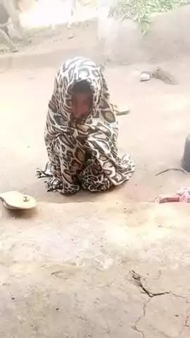 छोटे छोटे बच्चो को छोड़कर पत्नी चली गई बच्चे सोशल मीडिया के जरिए मदद माग रहे हैं गांव धनगांव माल चांटी शहपुरा डिंडौरी