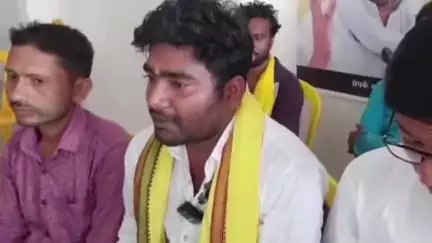 रीगा: प्रखंड के इमली बाजार में जन सुराज पार्टी के नेता ने प्रेस कॉन्फ्रेंस की