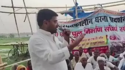 सुप्पी: अख्ता घाट में पुल निर्माण को लेकर संघर्ष कर रहे लोगों को आम आदमी पार्टी का मिला समर्थन