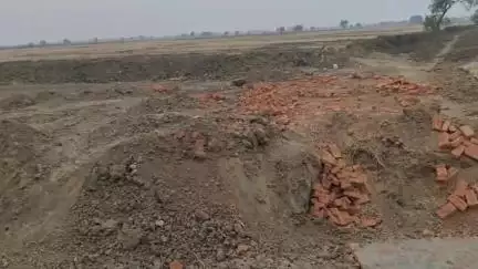 लघु सिंचाई विभाग द्वारा चेनहरूआ मौजा में आहर खुदाई में खेतीहर ग्रामीण लोग के बात की अनदेखी कार्य से ग्रामीण नराज