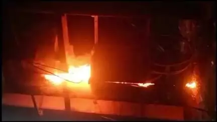 रघुनाथपुर: रघुनाथपुर बाजार के ट्रांसफार्मर में लगी भीषण आग, ढाई दर्जन घरों में छाया अंधेरा
