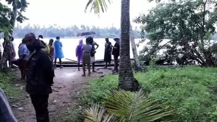 കൊടുങ്ങല്ലൂർ: കാഞ്ഞിരപ്പുഴയിൽ മണൽ വാരുന്നതിനിടയിൽ വഞ്ചി മറിഞ്ഞ് രണ്ട് പേരെ കാണാതായി, തിരിച്ചിൽ തുടരുന്നു