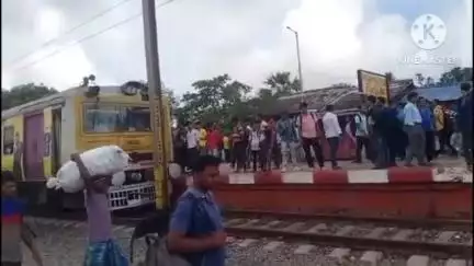 মথুরাপুর ১: মহিলা কামরা বাড়ানোর দাবিতে রেল অবরোধ মথুরাপুর রেলস্টেশনে, দাঁড়িয়ে লক্ষ্মীকান্তপুর লোকাল