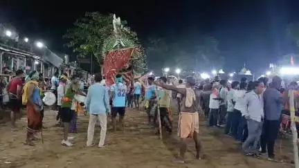 ନିମାପଡା: ବଳଙ୍ଗା ମେଲଣ ପଡ଼ିଆରେ ଭଉଁରୀ ନାଗାଯାତ୍ରା ପାଇଁ ଶାଢ଼ୀବନ୍ଧା ଉତ୍ସବ ବିଳମ୍ୱିତ ରାତିରେ ଅନୁଷ୍ଟିତ, ଯୋଗଦେଲେ ବ୍ଲକ ଅଧ୍ୟକ୍ଷ