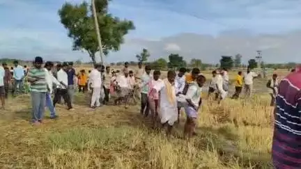 చేగుంట: సంకాపూర్ గ్రామంలో తన వ్యవసాయ పొలం వద్ద ఉరివేసుకొని బైకరి యాదగిరి అనే రైతు ఆత్మహత్య