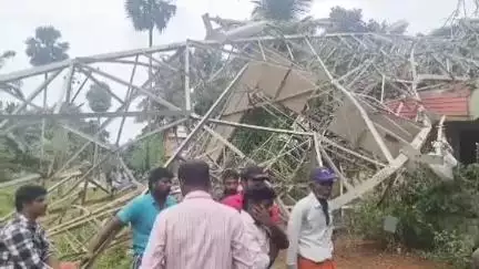கல்குளம்: இலுப்பவிளை பகுதியில் செல்போன் கோபுரம் முறிந்து விழுந்து வீடு சேதம்