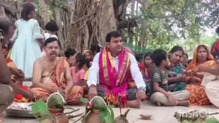 ସତ୍ୟବାଦୀ: ଦିବ୍ୟସିଂହପୁର ପଞ୍ଚାୟତ ଅନ୍ତର୍ଗତ ପରିବରାଗଡ ଗ୍ରାମର ଡୋମୋଣୀ ଦେବୀଙ୍କ ପୀଠରେ ବିଶ୍ୱଶାନ୍ତି ମହାଯଜ୍ଞ ପାଇଁ କଳସ ଶୋଭାଯାତ୍ରା ଅନୁଷ୍ଠିତ