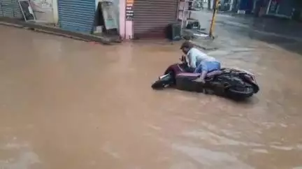 விளவங்கோடு: குழித்துறை சந்திப்பில் சாலையில் தேங்கிய மழை நீரால் வாகன ஓட்டிகள் அவதி