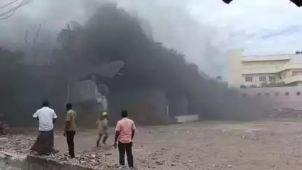 சிவகாசி: பேருந்து நிலையம் அடுத்துள்ள தனியார் சொந்தமான கட்டிடத்தில் வைக்கப்பட்டிருந்த தீப்பெட்டி மூலப்பொருள் தீ விபத்து