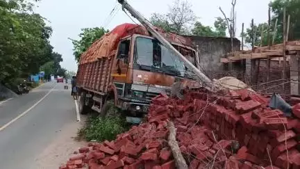 বান্দোয়ান: যমুনা ব্রিজ এলাকায় ইলেকট্রিক খুঁটি ও ইটের গাদায় লরির ধাক্কা