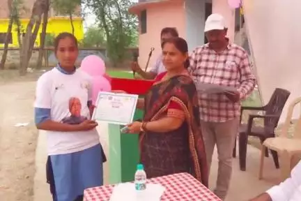 इटाढ़ी हाईस्कूल परिसर में  'मशाल 2024' के तहत तीन दिवसीय संकुल स्तरीय खेलकूद प्रतियोगिता हुआ सम्पन्न।