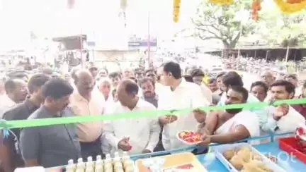 పరకాల పట్టణ కేంద్రంలోని బస్టాండ్ సమీపంలో నూతనంగా ఏర్పాటు చేసిన విజయ డైరీ పార్లర్ ను  ప్రారంభించిన ఎమ్మెల్యే