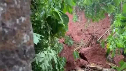 കുന്നംകുളം: ശക്തമായ കാറ്റിലും മഴയിലും കുന്നംകുളം മേഖലയിൽ വ്യാപക നാശം, അടുപ്പുട്ടി ഉരുളികുന്നിൽ മണ്ണിടിഞ്ഞു
