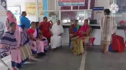 अलौली: अलौली सामुदायिक स्वास्थ्य केंद्र में चौथे दिन भी आशा कार्यकर्ताओं की हड़ताल जारी