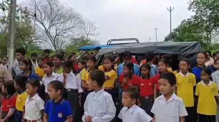 ডুমডুমা: ফিল'বাৰীৰ পৰা বৰহোলুঙলৈ যোৱা পথৰ জৰাজীৰ্ণ অৱস্থাৰ বাবে পথ বন্ধ কৰি ছাত্ৰ-ছাত্ৰীৰ লগতে ৰাইজৰ প্ৰতিবাদ