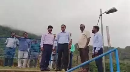 செங்கோட்டை: இந்திய வானிலை ஆய்வு மையம் எச்சரிக்கையைத் தொடர்ந்து நீர் தேக்கங்களை ஆய்வு செய்த ஆட்சியர் மற்றும் அதிகாரிகள்.